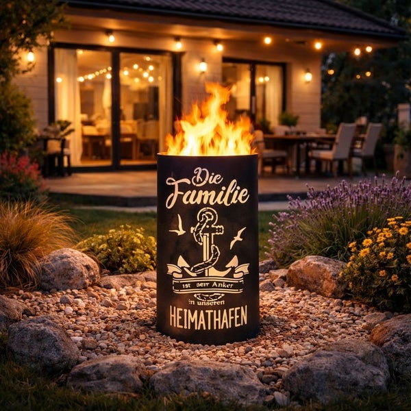 Feuerstelle aus Stahl mit Schriftzug im Garten