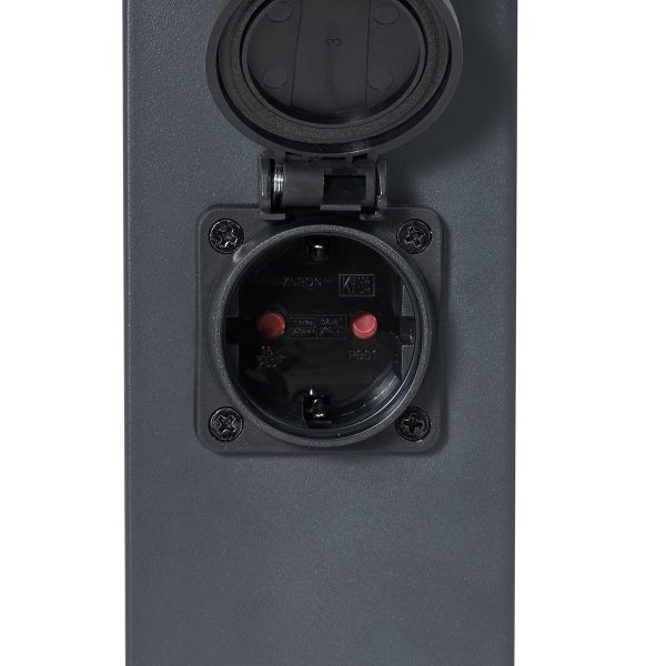 Anthrazitfarbene Außensteckdose mit Klappdeckel und erhöhtem Berührungsschutz.