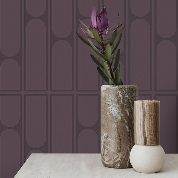 Dekorative Szene mit Tapete, einer Blume und zwei Vasen aus Stein