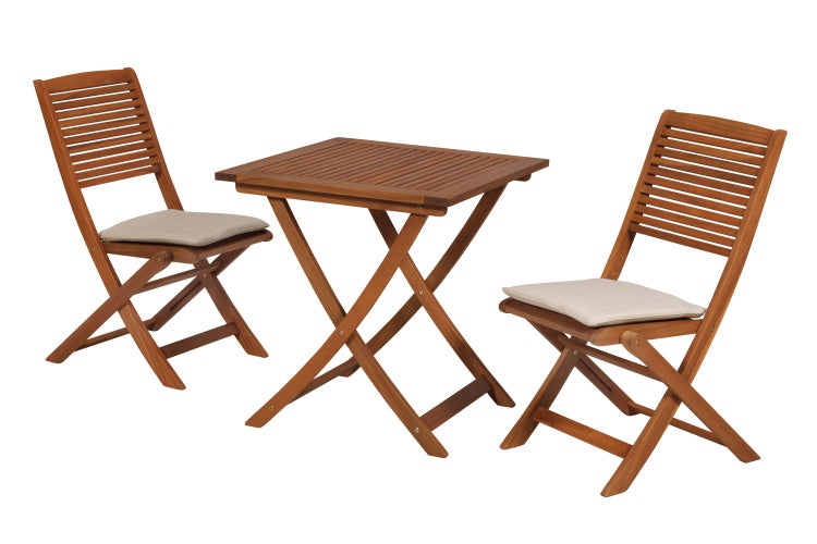 Gartengarnitur aus Holz mit zwei Stühlen und einem Tisch