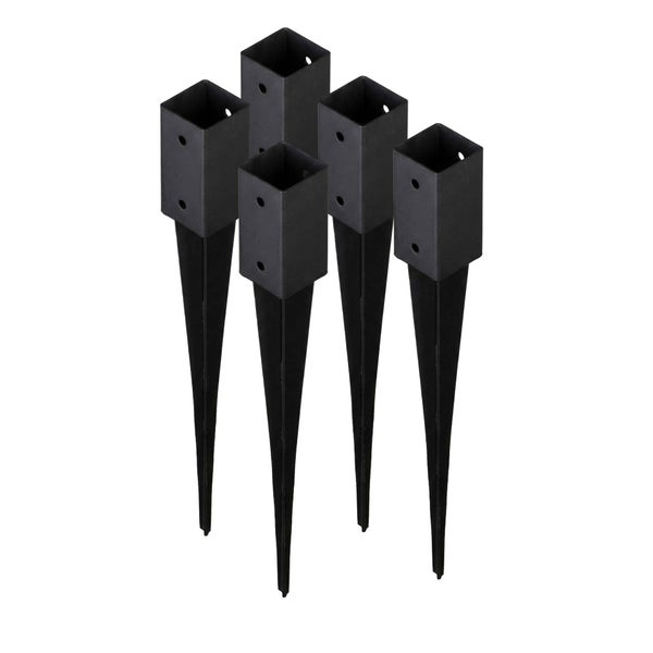 Fünf schwarze Einschlagbodenhülsen aus Metall mit quadratischer Hülse für Zaunpfosten.