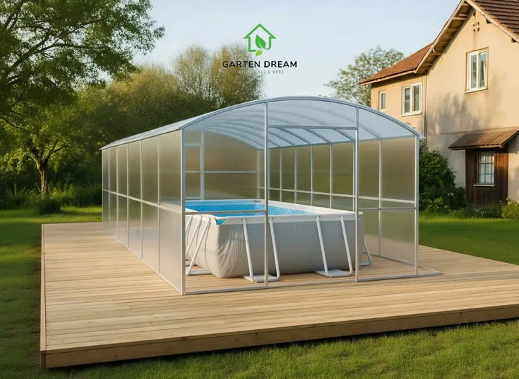 Garten Dream Logo. Ein rechteckiger Aufstellpool unter einer lichtdurchlässigen, bogenförmigen Poolüberdachung auf einem Holzdeck im Garten.