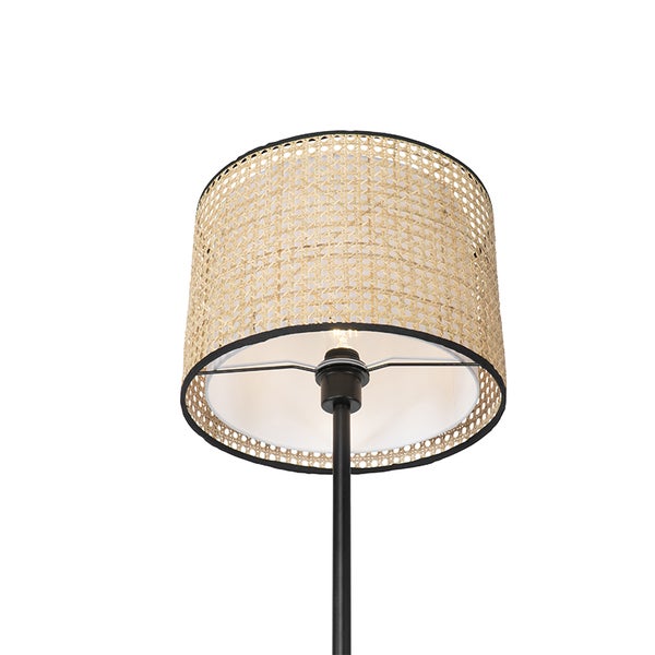 Stehleuchte mit Lampenschirm aus Rattan