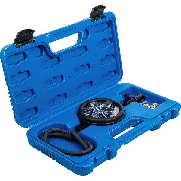 Motor-Drucktester-Set in geöffnetem blauen Koffer mit Manometer, Schlauch und Adaptern