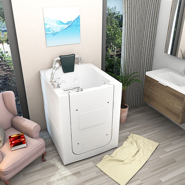Begehbare Badewanne mit Sitz, Armatur und Rückenlehne in einem hellen Badezimmer.