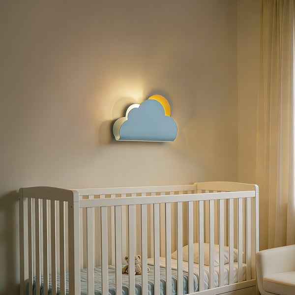 Wandleuchte in Wolkenform mit Sonne über einem weißen Gitterbett im Kinderzimmer.