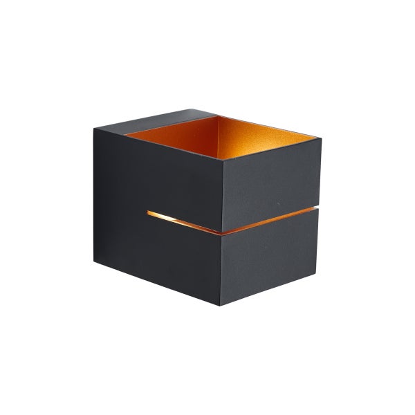Moderne würfelförmige Wandleuchte in Schwarz mit goldener Innenseite und horizontalem Lichtschlitz.