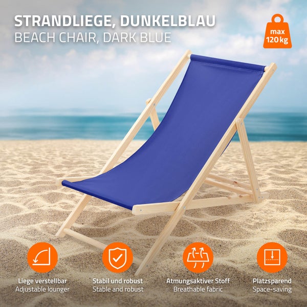 Dunkelblaue Strandliege aus Holz auf Sand, verstellbar, belastbar bis 120 Kilogramm, atmungsaktiver Stoff und platzsparend zusammenklappbar.