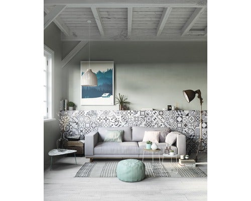 Wohnzimmer mit Sofa, Mosaikfliesen, Stehlampe und Dekoration