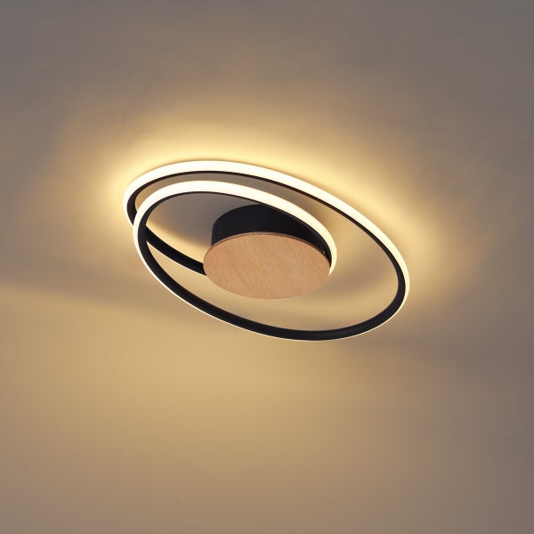 Moderne LED Deckenleuchte mit zwei ringförmigen Elementen und Holzdekor für eine wohnliche Raumbeleuchtung.