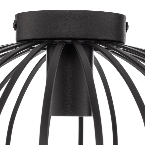 Nahaufnahme einer Deckenleuchte mit einer schwarzen Metall-Deckenhalterung und einem käfigartigen Schirm aus Metallstreifen.