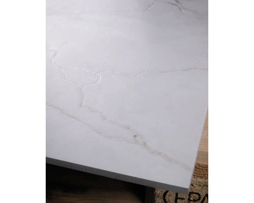 Weiße Keramikfliese mit Marmoroptik