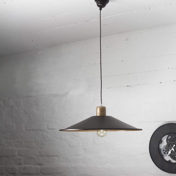 Hängelampe mit Lampenschirm in Trichterform und Uhr im Hintergrund