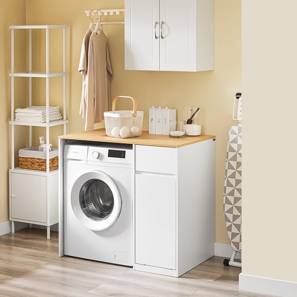 Waschküche mit Waschmaschine, Holzplatte, Schrank und Regalen für die Waschpflege