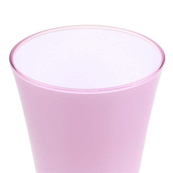 Nahaufnahme eines runden, pinkfarbenen Orchideentopfs aus lichtdurchlässigem Kunststoff.