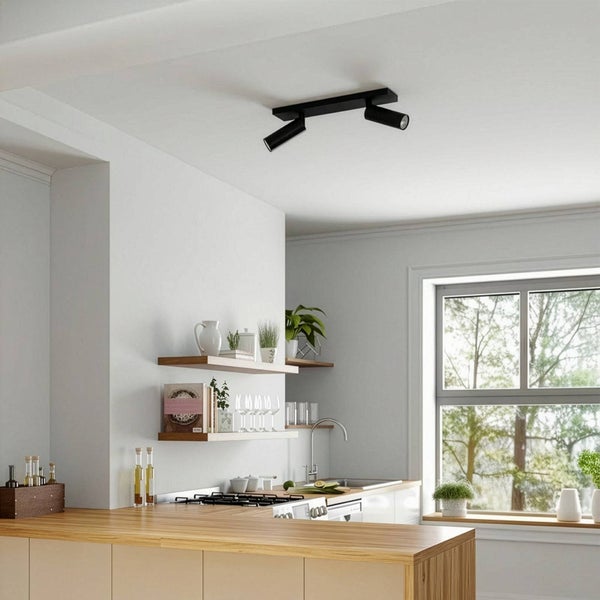 Deckenleuchte mit zwei Strahlern in einem hellen Küchenraum