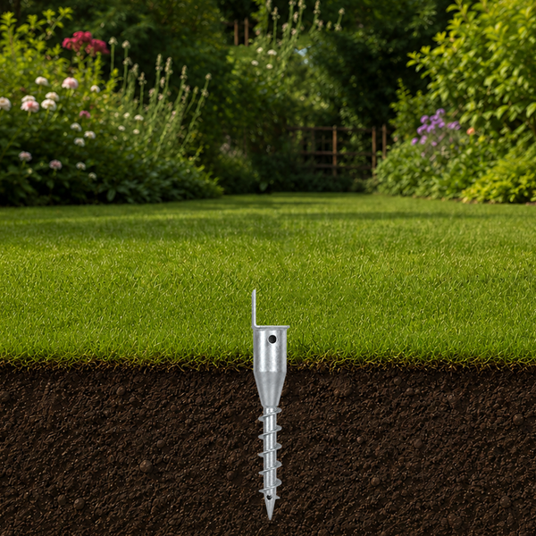 Einschraubbodenhülse für Pfosten aus Metall im Gartenboden installiert zur Befestigung von Zaunelementen oder Pfosten
