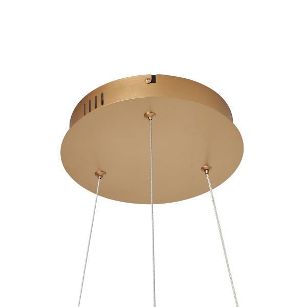 Detailansicht einer goldenen Deckenleuchte mit runder Deckenbefestigung und Kabeln