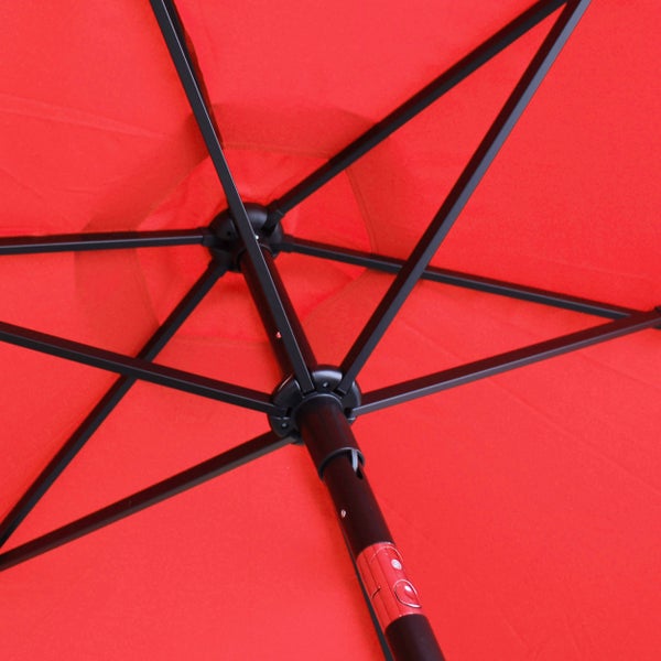 Detailansicht der Unterseite eines roten Sonnenschirms mit schwarzem Metallgestell und Streben.