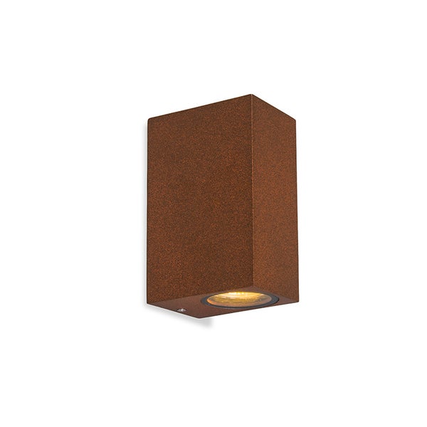 Rechteckige Außenwandleuchte in Rostoptik mit Lichtaustritt nach unten.