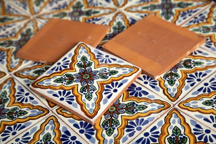 Dekorative Fliese mit floralem Muster