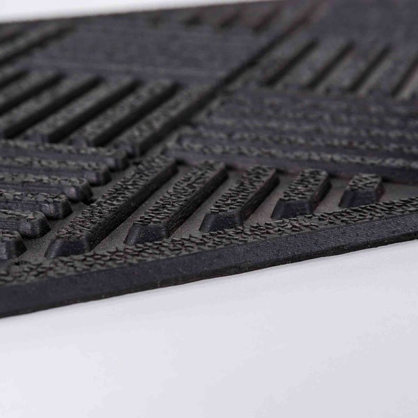 Detailaufnahme einer Fußmatte mit Rillenstruktur.