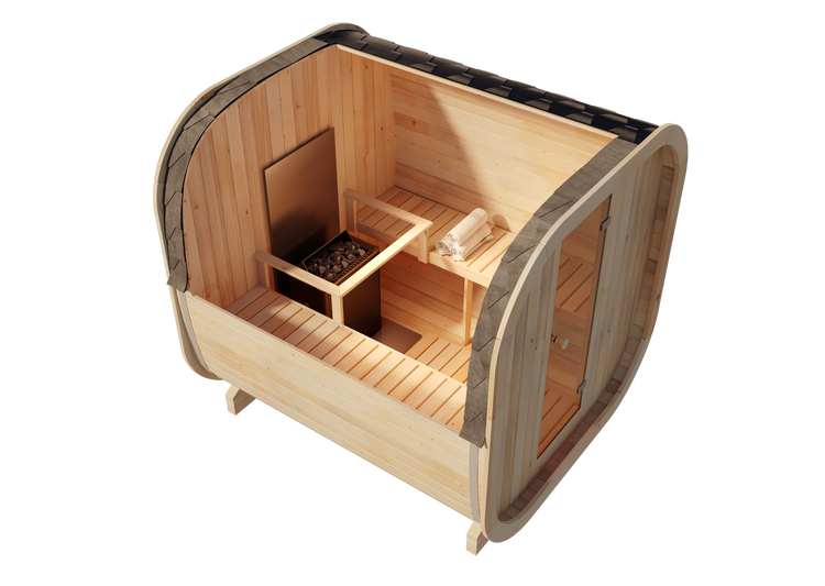 Innenansicht einer Fasssauna aus hellem Holz mit Saunaofen, Sitzbänken, Handtüchern und einer Glastür.