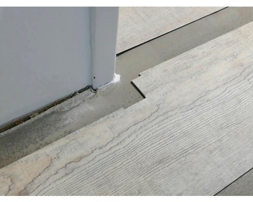 Verlegung von Vinylboden in einem Raum in der Nähe einer Wand