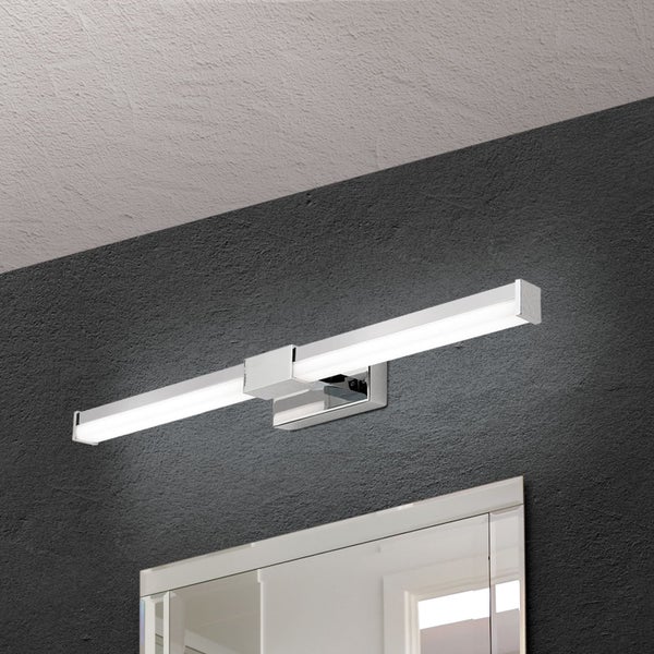 Moderne LED Spiegelleuchte für das Badezimmer mit verchromter Oberfläche zur Wandmontage oberhalb eines Spiegels.