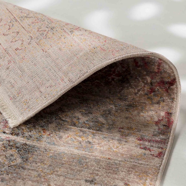 Nahaufnahme eines gemusterten Teppichs im Vintage-Design mit Darstellung der Textur, der Rückseite und der Kante.