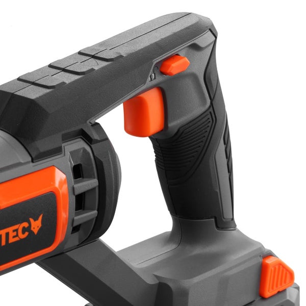 Detailansicht einer Elektrosäge mit schwarzem Griff und Bedienelementen