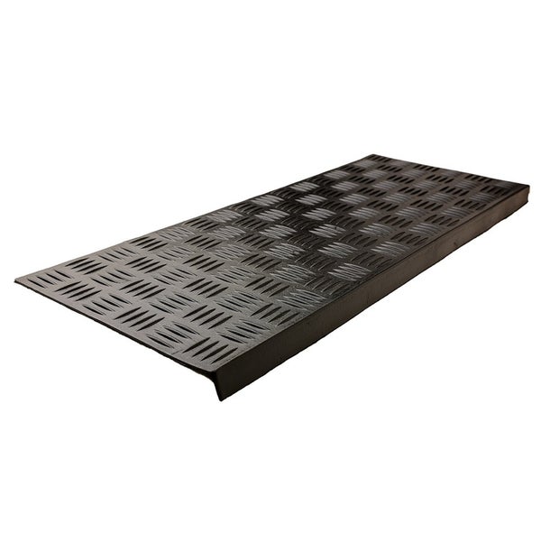 Trittstufe aus Stahl mit Riffelblechstruktur