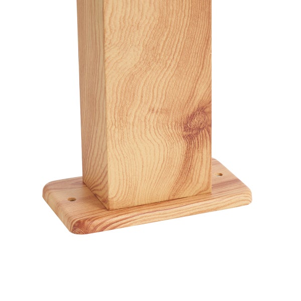 Quadratischer Holzpfosten mit Bodenplatte und zwei Bohrlöchern zur Befestigung aus hellem Holz.