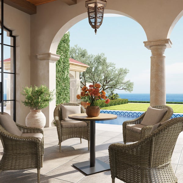 Runder Tisch mit Holzplatte, Metallsäule und Blumenstrauß