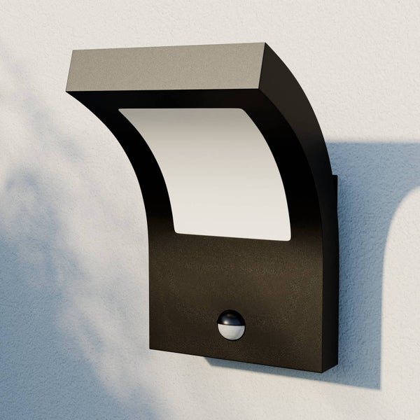 Moderne LED-Außenwandleuchte mit Bewegungsmelder, gebogene Form, schwarz.