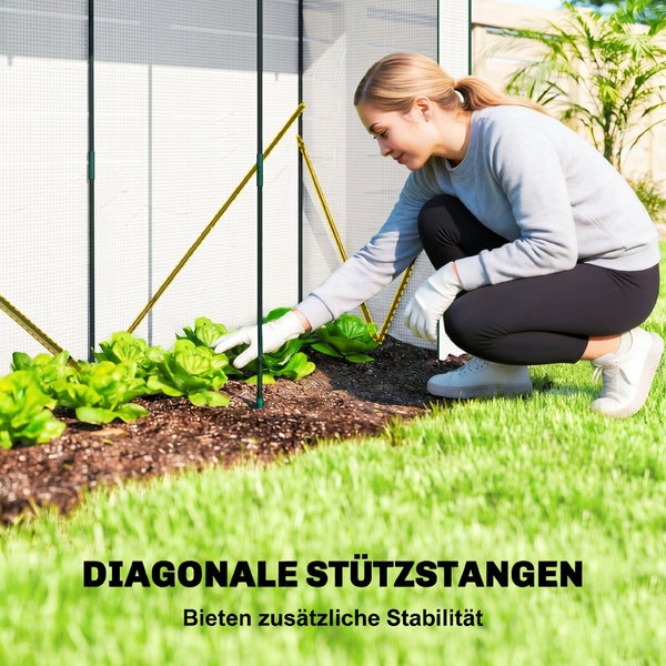 Eine Person pflegt Salat in einem Folientunnel mit diagonalen Stützstangen, die für zusätzliche Stabilität der Gewächshauskonstruktion sorgen.
