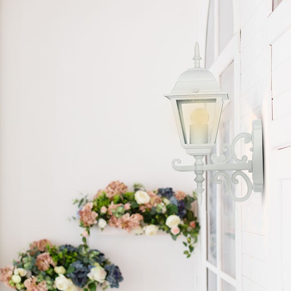 Weiße Wandleuchte im Innenraum mit Blumendekoration