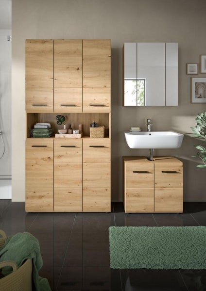 Badezimmer-Set in Eichenoptik mit Hochschrank, Waschbeckenunterschrank, weißem Waschbecken und Spiegelschrank.
