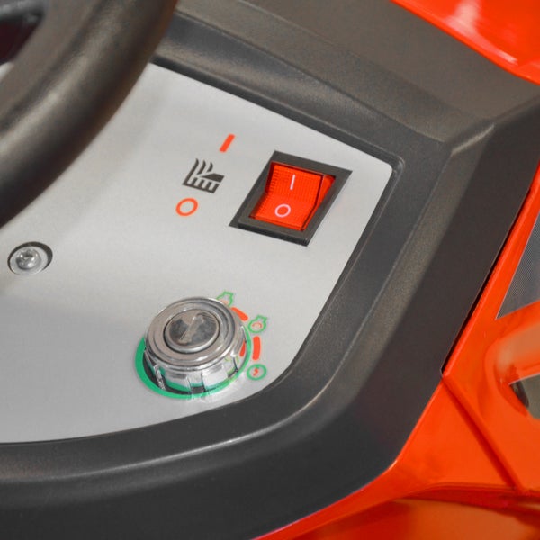 Detailansicht der Bedienelemente eines Rasentraktors mit Zündschalter und Choke