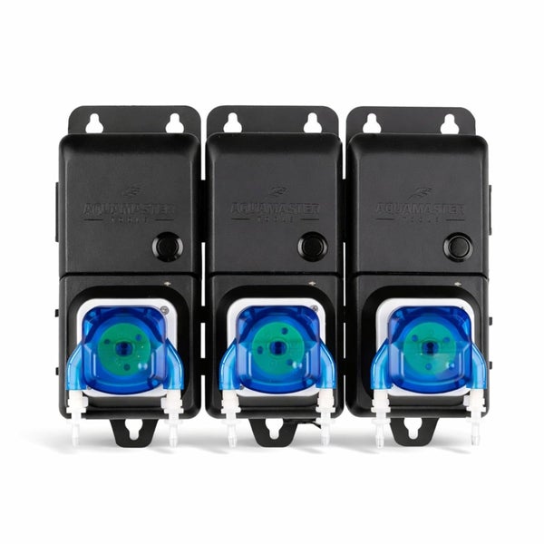 Drei Aquamaster Tools Schlauchdosierpumpen aus schwarzem Kunststoff mit transparenten blauen Abdeckungen und Wandmontagebohrungen.