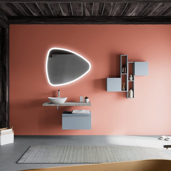 Modernes Badezimmer mit LED-Spiegel, Aufsatzwaschbecken auf Holzkonsole, Hängeschrank, geometrischen Wandregalen und Holzbalkendecke.