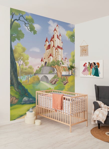 Kinderzimmer mit Wandbild eines Schlosses, Babybett und Sessel