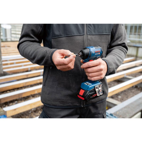 Werkbank mit Holzplatte und blauen Schubladen
