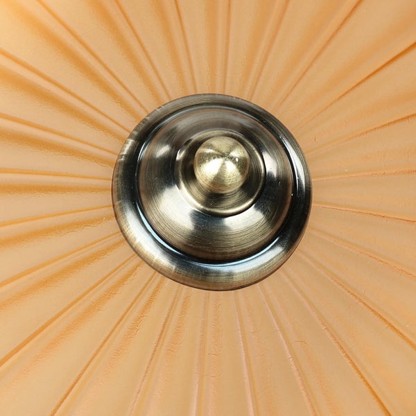 Detailaufnahme einer Deckenleuchte mit verzierter Lampenabdeckung