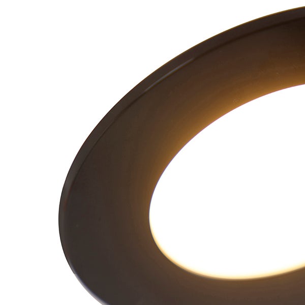 Nahaufnahme einer runden LED-Leuchte mit dunklem Gehäuse und hellem Leuchtmittel.