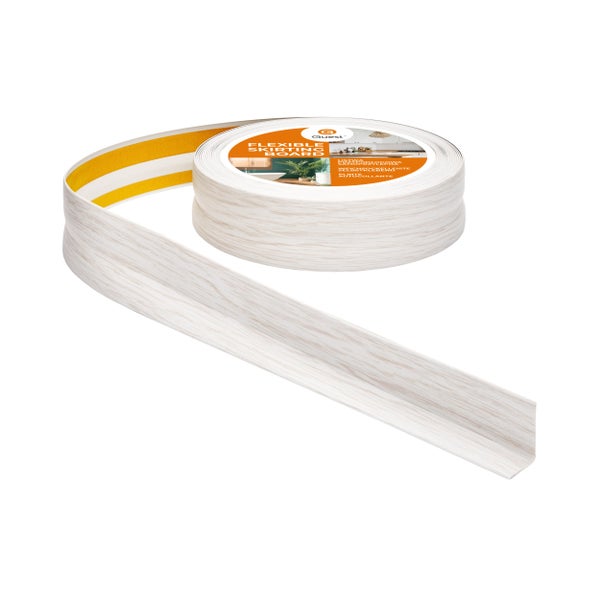 Flexible, selbstklebende Sockelleiste in Holzoptik auf der Rolle zur einfachen Montage.