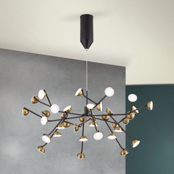 Moderne Deckenleuchte mit vielen Lichtquellen in metallischem Design für eine ausdrucksstarke Raumbeleuchtung.