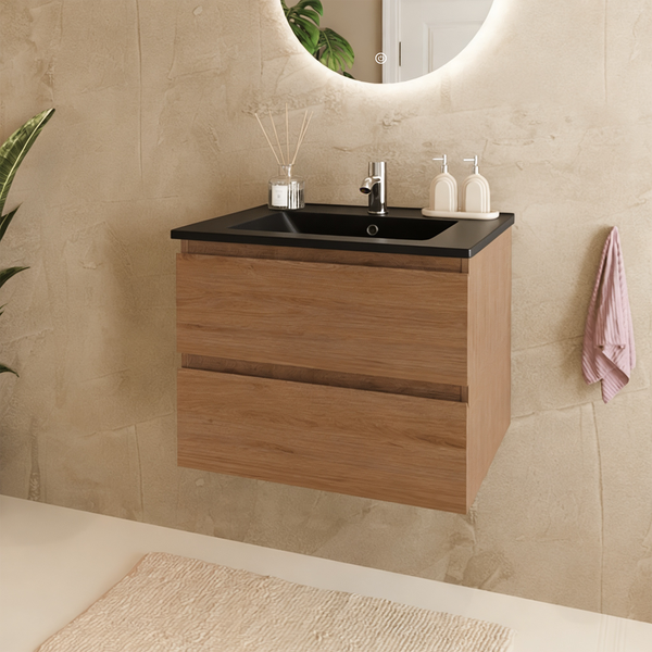 Moderner wandhängender Waschtischunterschrank in Holzoptik mit zwei Schubladen, schwarzem Waschbecken und Chromarmatur vor strukturierter Wand.