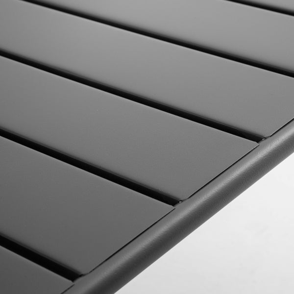 Nahaufnahme einer Gartentischplatte mit Aluminiumlamellen.
