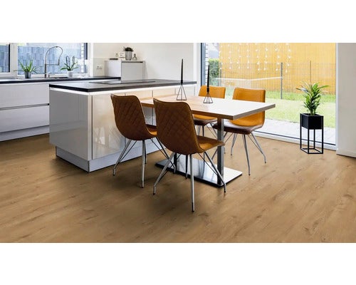 Wohnzimmer mit Laminatboden, Sofa und Beistelltisch.